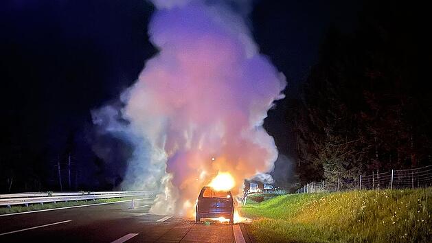 Bei einem Autobrand auf der A70 bei Wonsees (Landkreis Kulmbach) am Freitag (21.05.2021) sind am Fahrzeug ein Totalschaden in Höhe von etwa 7000 Euro und an der Fahrbahn ein Schaden von etwa 3000 Euro entstanden.