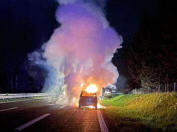 Bei einem Autobrand auf der A70 bei Wonsees (Landkreis Kulmbach) am Freitag (21.05.2021) sind am Fahrzeug ein Totalschaden in Höhe von etwa 7000 Euro und an der Fahrbahn ein Schaden von etwa 3000 Euro entstanden.
