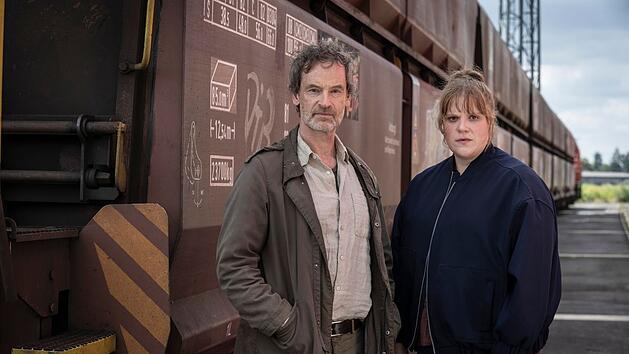 Das dem Krimi den Namen gebende Abstellgleis kommt gleich zweimal im "Tatort" vor: Peter Faber (Jörg Hartmann) und seine Kollegin Rosa Herzog (Stefanie Reinsperger) erleben hier mit den Zuschauenden eine durchaus dramatische Szene.