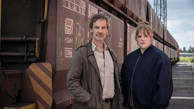 Das dem Krimi den Namen gebende Abstellgleis kommt gleich zweimal im "Tatort" vor: Peter Faber (Jörg Hartmann) und seine Kollegin Rosa Herzog (Stefanie Reinsperger) erleben hier mit den Zuschauenden eine durchaus dramatische Szene.