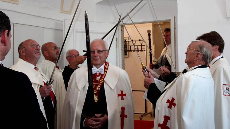 Der letzte, der unter einem Schwertspalier eintritt, ist der Großmeister Claus Graf von Ravensberg.
