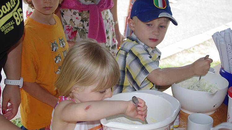 Alicia (links) und Hannes stellten bunte Knete her.