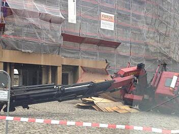 Vor der Neuen Residenz bekam Dienstagnachmittag der LKW-Kran einer Baufirma Übergewicht und kippte nach rechts zur Seite. Foto: Peter Jungkunst