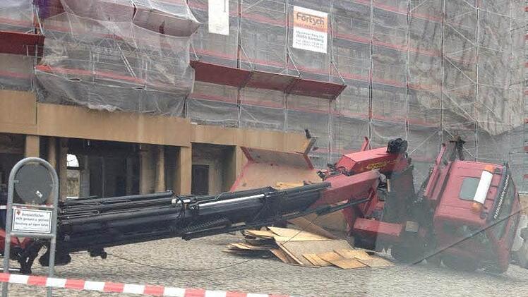 Vor der Neuen Residenz bekam Dienstagnachmittag der LKW-Kran einer Baufirma Übergewicht und kippte nach rechts zur Seite. Foto: Peter Jungkunst