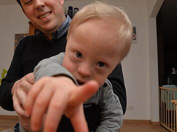 Ein kleiner Mann mit großer Neugier: Leo wurde mit Down-Syndrom geboren, seine Zwillingsschwester Fiona ohne. Fotos: Ronald Rinklef