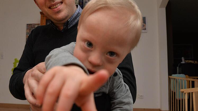 Ein kleiner Mann mit großer Neugier: Leo wurde mit Down-Syndrom geboren, seine Zwillingsschwester Fiona ohne. Fotos: Ronald Rinklef