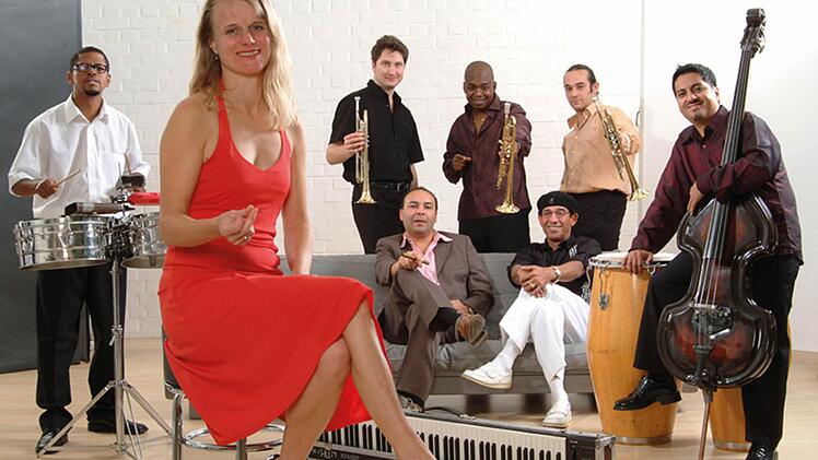 Sommerkleid an und raus ins Grüne: Am 2. August spielt die Band "Salsamania" südamerkanische Klänge bei der Mottoparty in der Wandelhalle, während der Schlosspark - stilvoll beleuchtet - die perfekte Kulisse für Romantiker bietet. Foto: Agentur