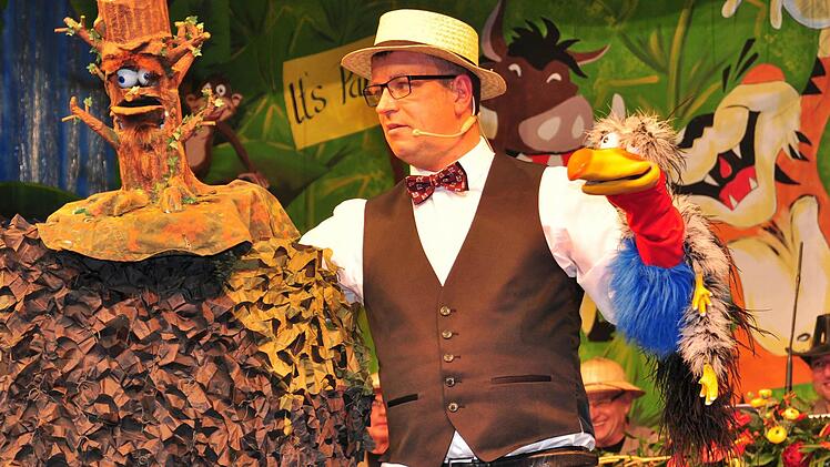 Für das Lied "Mahna-Mahna" erntete Bauchredner Thomas Werb mit seinem "Manna-Baum" und seinem Vogel Theo viel Beifall.