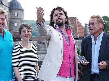 Ilja Martin von den Jungen Tenören gibt bei seinem Pressetermin auf der Festung Rosenberg eine stimmliche Kostprobe. Veranstalter Rainer Ludwig, Tourismusleiterin Kerstin Löw und Bürgermeister Wolfgang Beiergrößlein sind von der Spontanität des Künstlers beeindruckt.  Foto: Sarah Dann