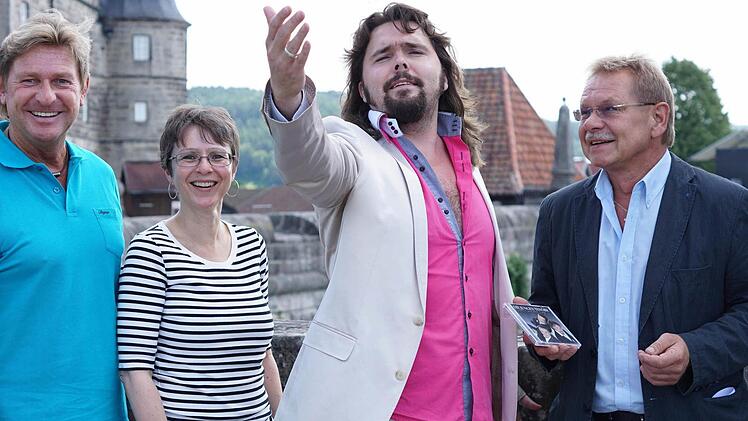 Ilja Martin von den Jungen Tenören gibt bei seinem Pressetermin auf der Festung Rosenberg eine stimmliche Kostprobe. Veranstalter Rainer Ludwig, Tourismusleiterin Kerstin Löw und Bürgermeister Wolfgang Beiergrößlein sind von der Spontanität des Künstlers beeindruckt.  Foto: Sarah Dann