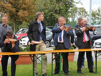 Zielten am Laserbiathlon-Stand zusammen in die gleiche Richtung: die Landräte Klaus Peter Söllner und Oliver Bär sowie die Bürgermeister Werner Burger und Stefan Pöhlmann (von links). Fotos: Klaus Klaschka