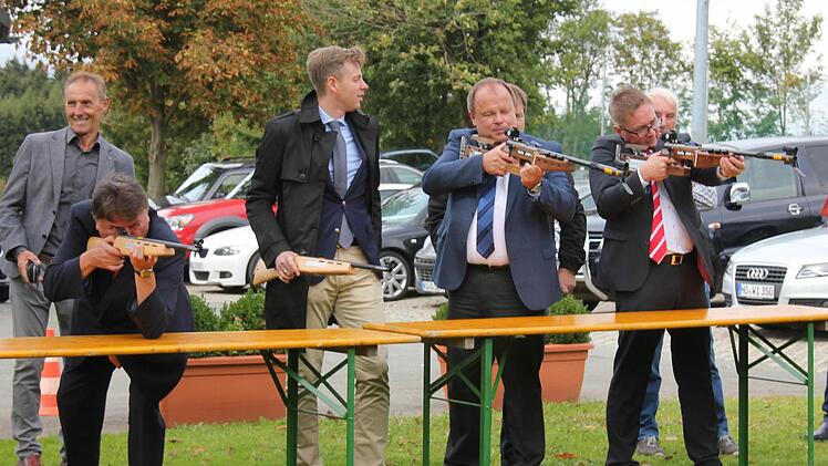 Zielten am Laserbiathlon-Stand zusammen in die gleiche Richtung: die Landräte Klaus Peter Söllner und Oliver Bär sowie die Bürgermeister Werner Burger und Stefan Pöhlmann (von links). Fotos: Klaus Klaschka