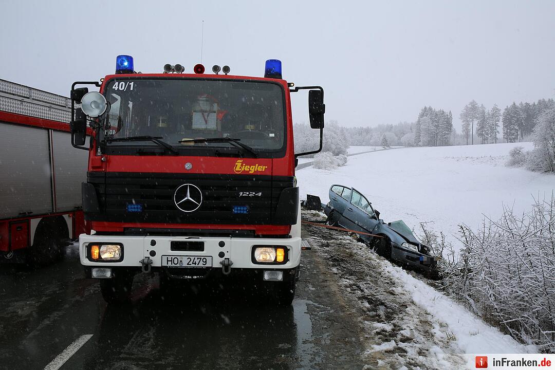 18-JŠhrige kollidiert im Schneetreiben mit Baum und erleidet lebensgefaehrliche Verletzungen
