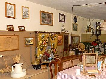 Blick in den ehemaligen Kuhstall, deren Exponate das häusliche Leben früherer Zeit veranschaulichen. Fotos: Reinhard Löwisch