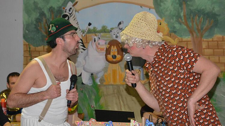 Bei ihrem Sketch "Mann und Frau" nahmen Sebastian Endres und Steffen Wehner altbekannte Klischees aufs humoristische Korn. Foto: Björn Hein