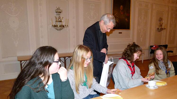 Erzbischof Ludwig Schick kam auch als Christkind zu den Pfadfindern und schenkte ihnen kleine Krippen aus Bethlehem.