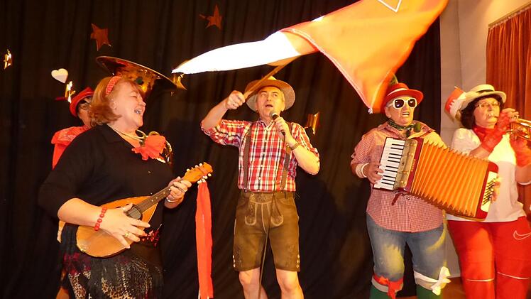 Der Sketch "Di schon widda" mit Regionalkantor Georg Schäffner als Frankenfahne schwingender Lederhosenträger war der Abschluss und Höhepunkt um Mitternacht. Foto: Thomas Weichert
