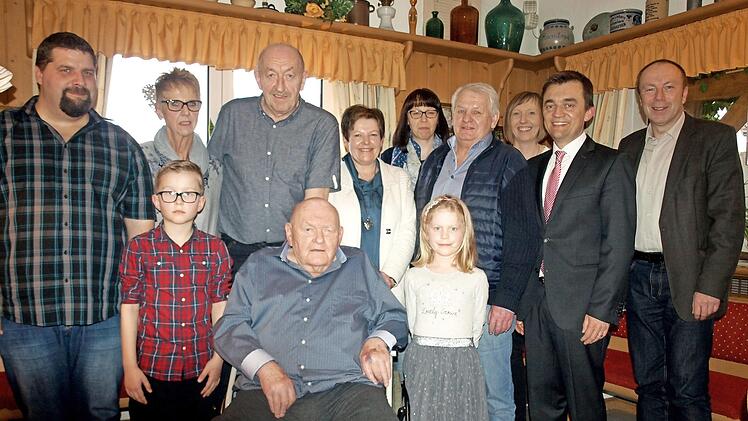 Zusammen mit seiner Familie, Bürgermeister Jens Korn (2.v.r.) und dem Obmann des FWV, Jürgen Schlee (r.), feierte Albin Förner (sitzend) seinen 90. Geburtstag. Foto: Susanne Deuerling