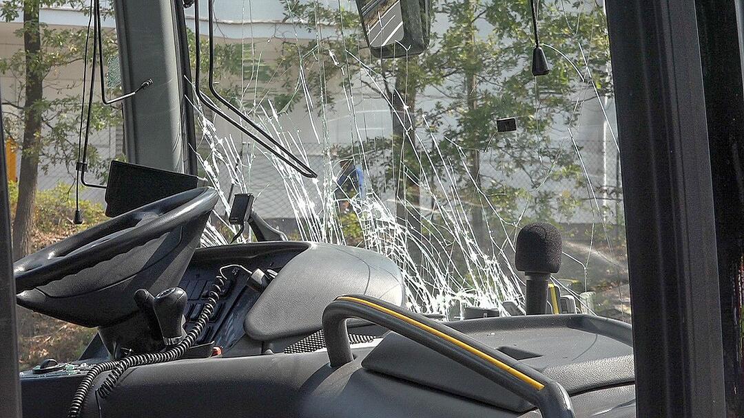 A73 in Nürnberg: Geisterfahrer stößt frontal mit Reisebus zusammen