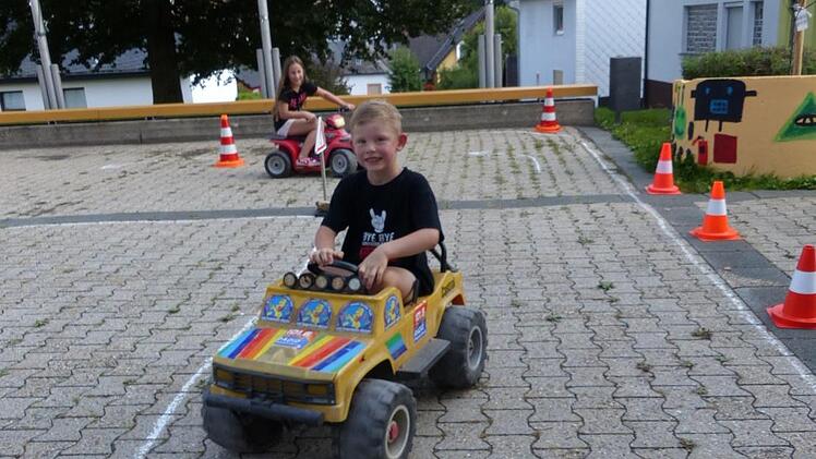 Auf dem Schulhof konnte man mit Elektroautos fahren. Foto: Klaus-Peter Wulf