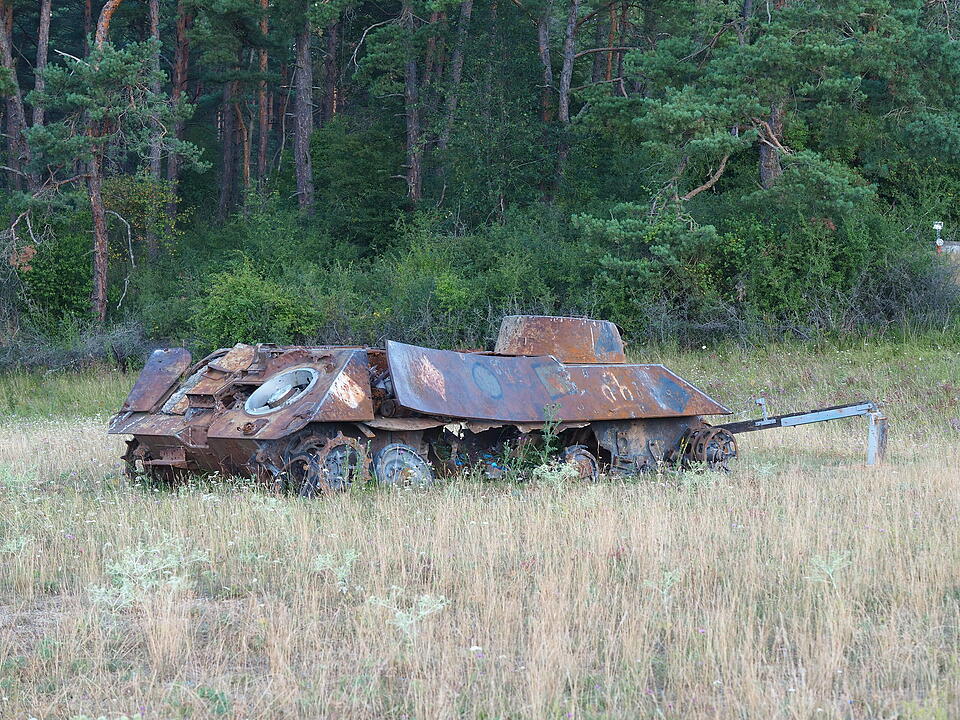 Das verlassene Dorf Bonnland darf bei einer Wanderung durch den Truppenübungsplatz Hammelburg nicht fehlen. Foto: Jürgen Schmitt