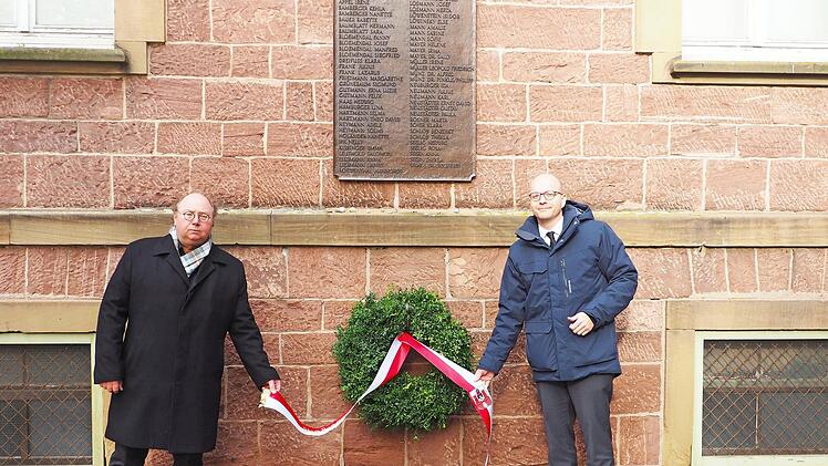 Gedenken an die Opfer des NS-Regimes: Stadtarchivar Peter Weidisch (links) und Oberbürgermeister Dirk Vogel bei der Kranzniederlegung am jüdischen Gebetshaus.  Foto: Mario Selzer