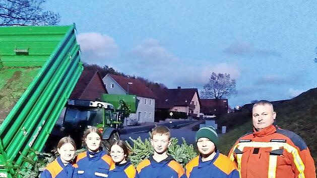 Lina Hochmuth, Johanna Beck, Theresa Distler, Luca Roth, Leon Eberlein und Jugendwart Harald Ernstberger (von links) sammelten Christb&auml;ume in Moggast.