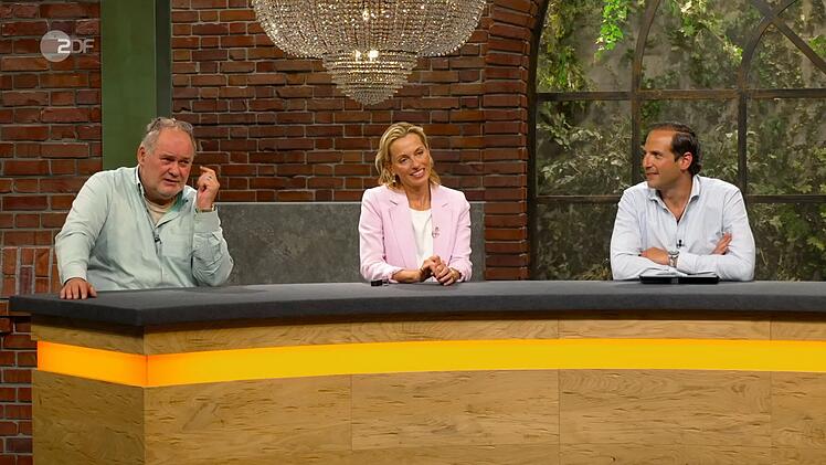 Ein Objekt warf am Freitag im "Bares f&uuml;r Rares"-H&auml;ndlerraum Fragen auf: Wo war die Signatur des K&uuml;nstlers? Und warum sah die B&uuml;ste neuer aus als sie sollte? Walter Lehnertz (links) &auml;u&szlig;erte einen Verdacht, der den Wert gewaltig dr&uuml;ckte.