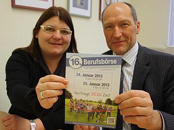 Bettina Schütz und Bruno Buchen mit den Flyer der Berufsbörse 2013. Foto: Julia Riegler