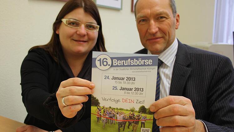 Bettina Schütz und Bruno Buchen mit den Flyer der Berufsbörse 2013. Foto: Julia Riegler