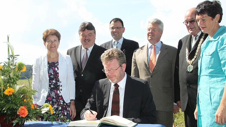 Der Minister mit der politischen Prominenz.