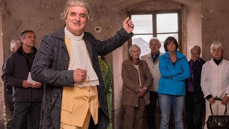 Als Schlossherr verkleidet erzählt Björn Blank von früher.