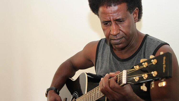 Die Gitarre hat sich Atja Faraj gekauft, für seine fünf Kinder nimmt der 54-Jährige dankbar das an, was die Kulmbacher gespendet haben.