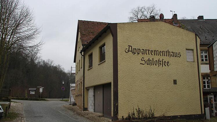 Dieser Blick auf das Appartementhaus bietet sich derzeit all denen, die vom Marktplatz aus zum See laufen.