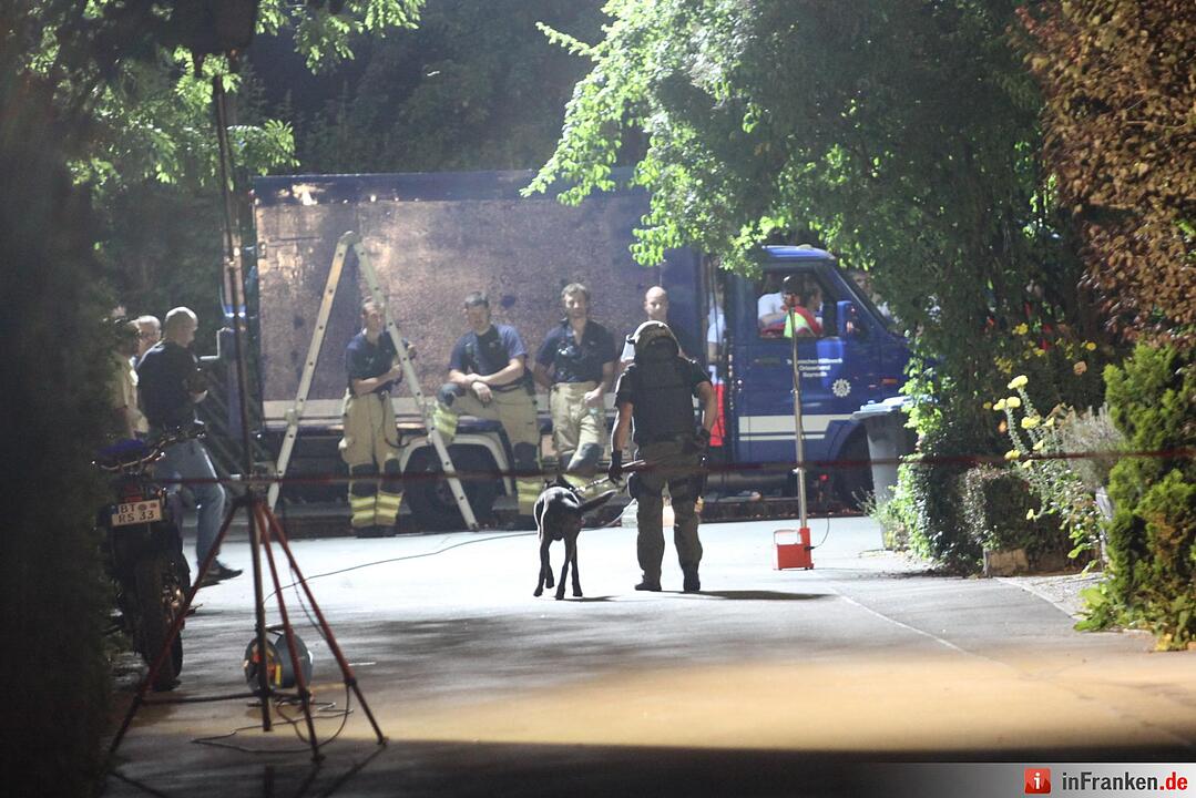 Bayreuther sticht mit Messer auf Notaerztin und drei Sanitaeter ein