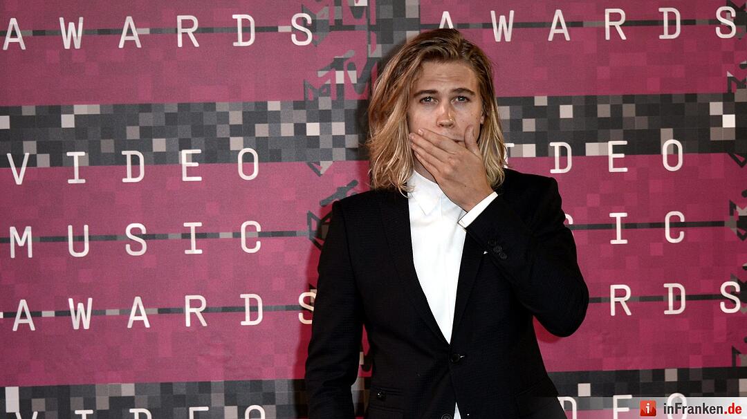 Red Carpet - MTV Video Music Awards 2015