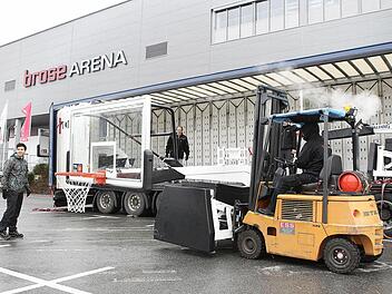 Mit dem Gabelstabler hebt Hallentechniker Matthias Hofmann eine der drei 1,6 Tonnen schweren Korbanlagen auf den Sattelschlepper. Foto: sportpress