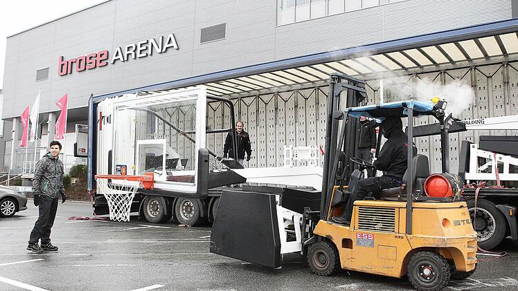 Mit dem Gabelstabler hebt Hallentechniker Matthias Hofmann eine der drei 1,6 Tonnen schweren Korbanlagen auf den Sattelschlepper. Foto: sportpress