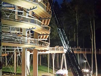 Einsatzkr&auml;fte bei der &Uuml;bung am Baumwipfelpfad  Foto: Bayerische Staatsforsten A&ouml;R - Jonas Duscher