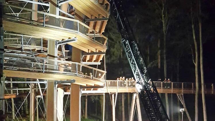 Einsatzkr&auml;fte bei der &Uuml;bung am Baumwipfelpfad  Foto: Bayerische Staatsforsten A&ouml;R - Jonas Duscher