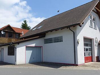 Die Feuerwehr Maierhof plant, über der bereits vorhandenen Garage (links) einen Büroraum zu errichten und die Garage selbst zur Werkstatt umbauen. Foto: Klaus-Peter Wulf