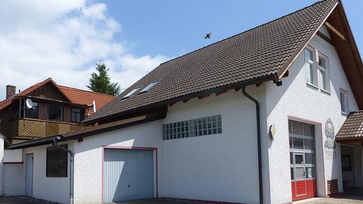 Die Feuerwehr Maierhof plant, über der bereits vorhandenen Garage (links) einen Büroraum zu errichten und die Garage selbst zur Werkstatt umbauen. Foto: Klaus-Peter Wulf