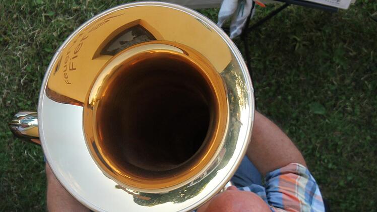 In der Tuba spielgelt sich der Schriftzug des Feuerwehrhauses. Foto: Janina Reuter
