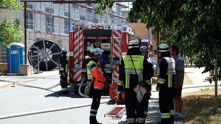 Am Montagnachmittag kam es zu einem Brand bei Dacharbeiten im Nürnberger Nordostpark. Eine tiefschwarze Rauchsäule war weithin sichtbar. Foto: NEWS5/Grundmann