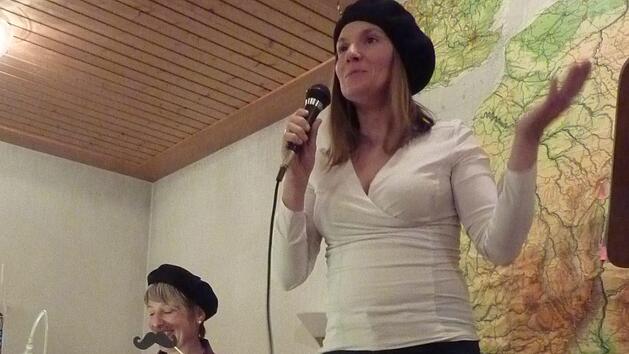 Beim Französischen Abend in der Bücherei in Ramsthal gab es neben landestypischen Speisen, Geschichten und Lieder. Die Moderation hat Julia Neder übernommen. Foto: Charlotte Wahler