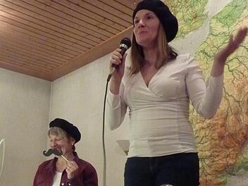 Beim Franz&ouml;sischen Abend in der B&uuml;cherei in Ramsthal gab es neben landestypischen Speisen, Geschichten und Lieder. Die Moderation hat Julia Neder &uuml;bernommen. Foto: Charlotte Wahler