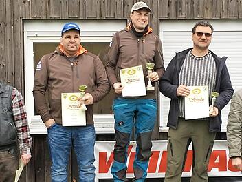 Die Siegerehrung Klasse 2 (Springer), von links: Sportleiter Horst Lehnert, M. Wienand (5.), Timo Kessel (2./Ebern), Jan Homann (Weltmeister), Gerald Henning (3./Ebern), R. Wolf (4.), Zweiter Sportleiter Mike Nielsen Foto: Dietz