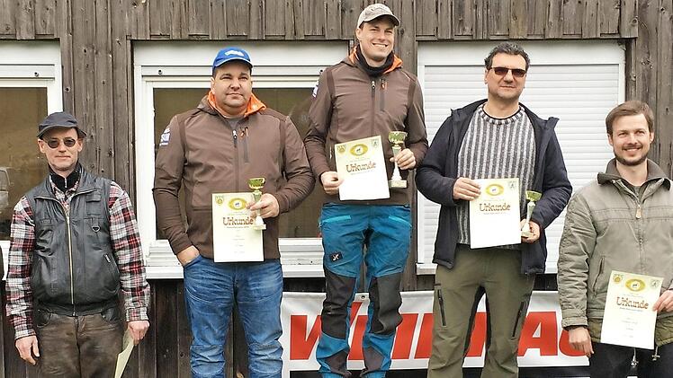 Die Siegerehrung Klasse 2 (Springer), von links: Sportleiter Horst Lehnert, M. Wienand (5.), Timo Kessel (2./Ebern), Jan Homann (Weltmeister), Gerald Henning (3./Ebern), R. Wolf (4.), Zweiter Sportleiter Mike Nielsen Foto: Dietz