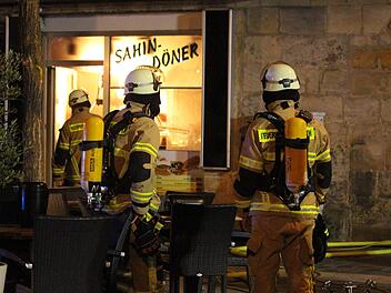 Ein Dönerladen in Bayreuth brannte am Sonntag - das Gebäude wurde evakuiert. Foto: NEWS5 / Holzheimer