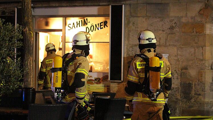 Ein Dönerladen in Bayreuth brannte am Sonntag - das Gebäude wurde evakuiert. Foto: NEWS5 / Holzheimer